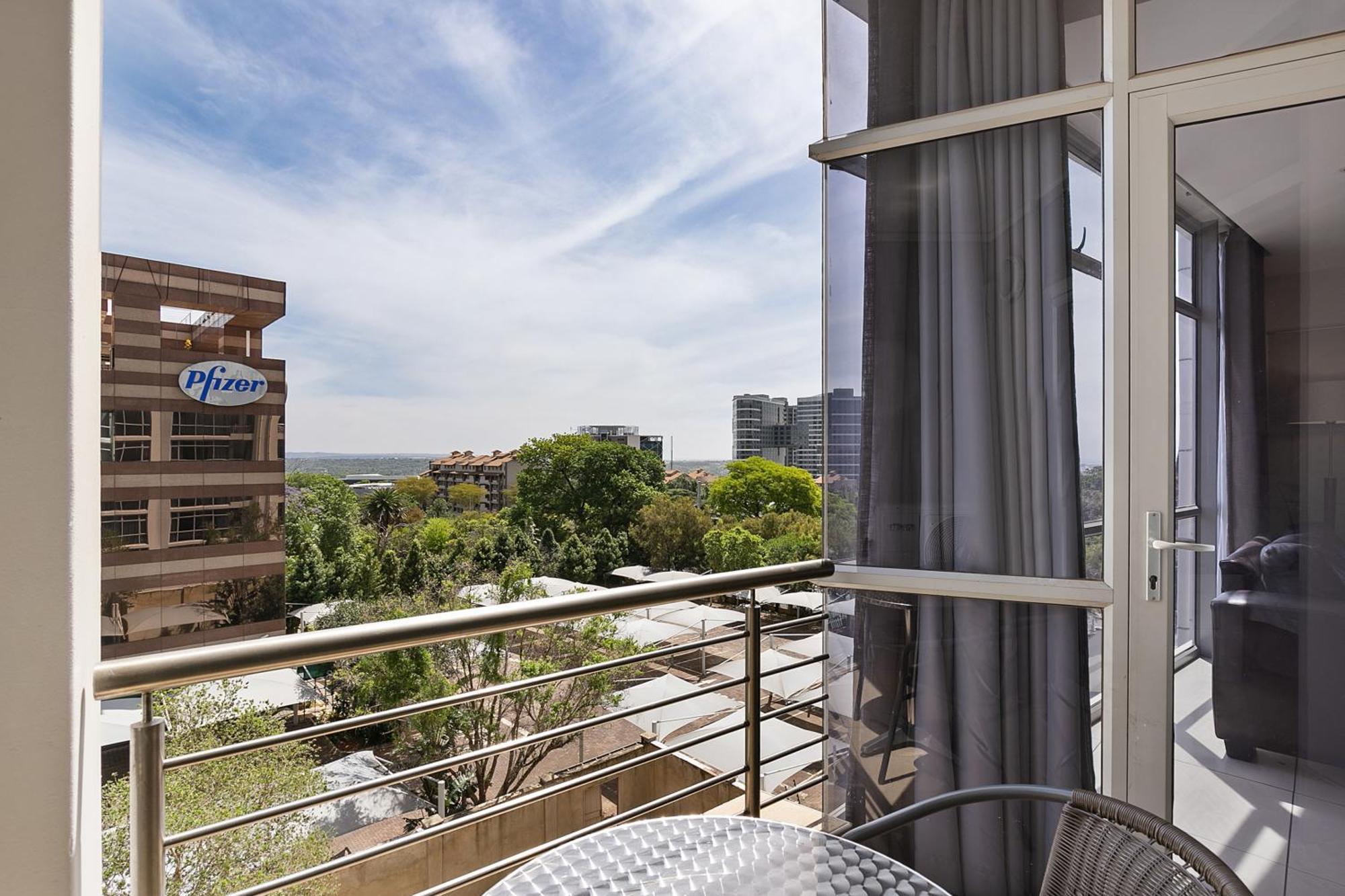 Hydro Park Residences In Sandton With Generator ヨハネスブルグ エクステリア 写真